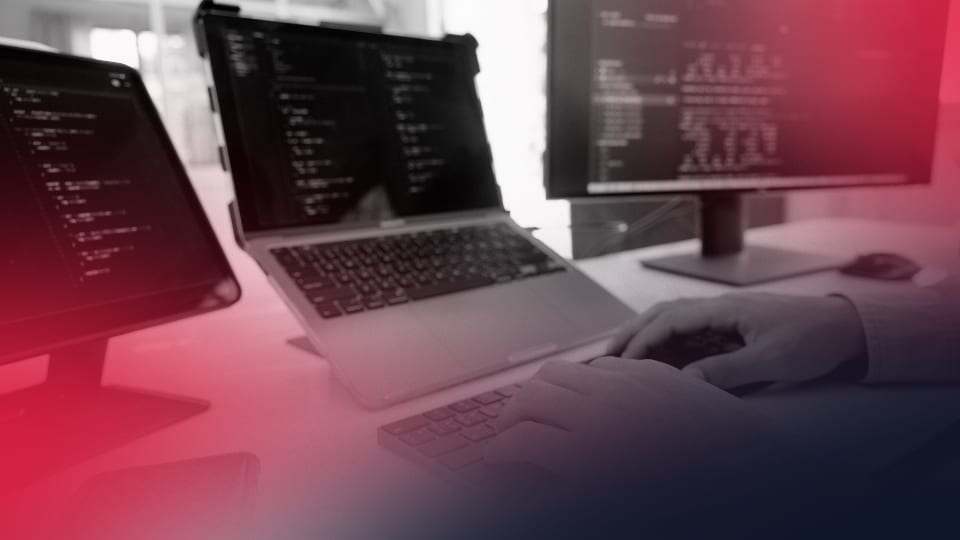 Telas com códigos representando vibe coding no desenvolvimento de software e programação criativa.