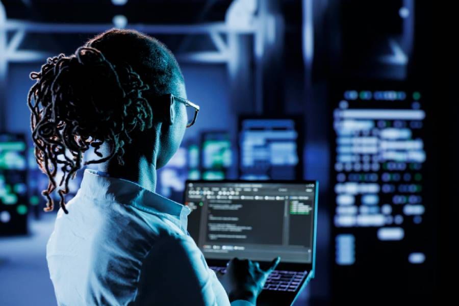 Mulher analisando o débito técnico de sua empresa.