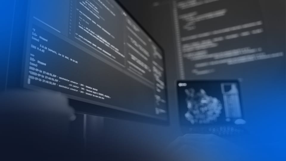 Monitor exibindo códigos e processos de IA no desenvolvimento de software em ambiente tecnológico.