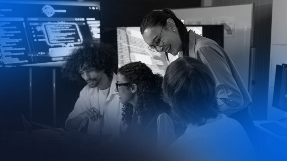 Equipe de desenvolvimento analisando dashboard de observabilidade e monitoramento de agentes de IA em tela grande