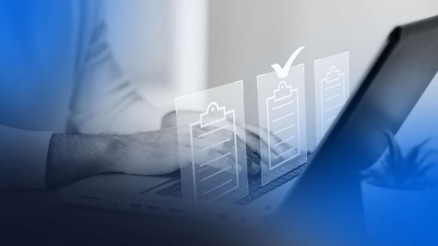 Profissional utiliza notebook com ícones digitais de checklist, simbolizando automação e eficiência no open finance Brasil.