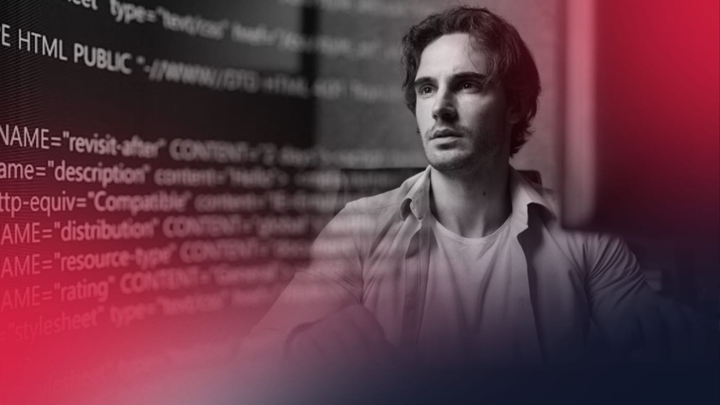 Desenvolvedor analisando códigos e estruturas de software, representando a atuação em body shop ou outsourcing de TI
