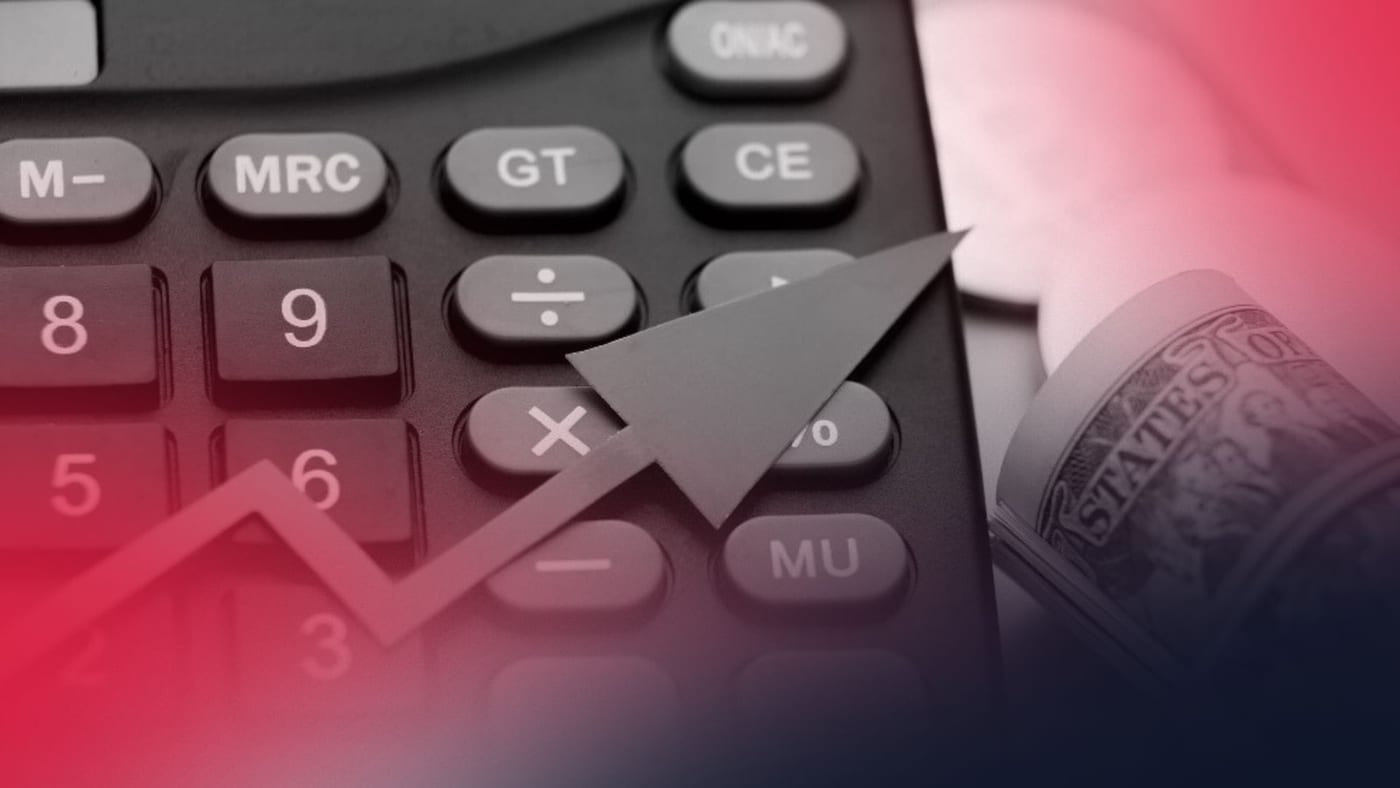 Close de uma calculadora com uma seta apontando para cima sobreposta, simbolizando aumento de desempenho financeiro ou otimização de custos.