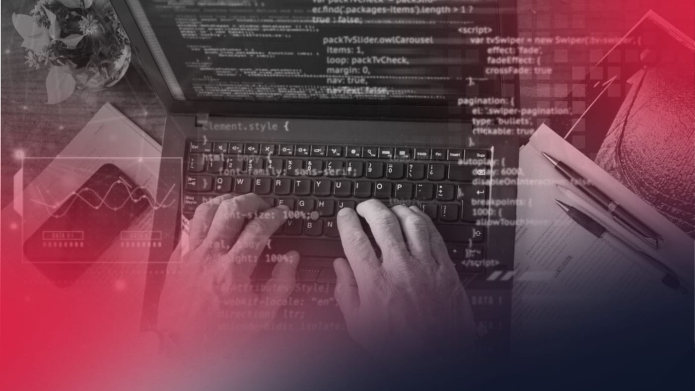 Mãos digitando em notebook com códigos e gráficos sobrepostos, representando reengenharia de software para otimizar performance e arquitetura de aplicações.