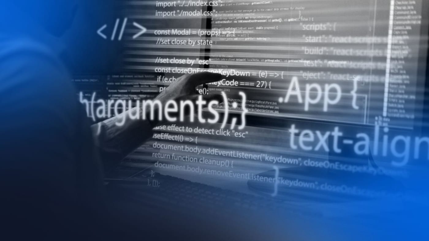 Desenvolvedor analisando linhas de programação em tela transparente, representando processos de refatoração de código e otimização de software