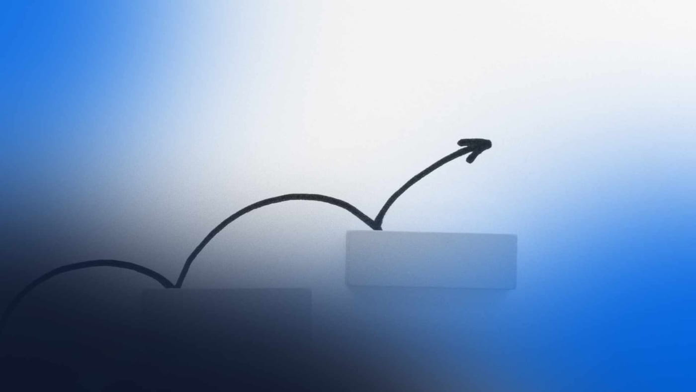Seta em curva ascendente representando crescimento e evolução, simbolizando as etapas de um roadmap de produto.