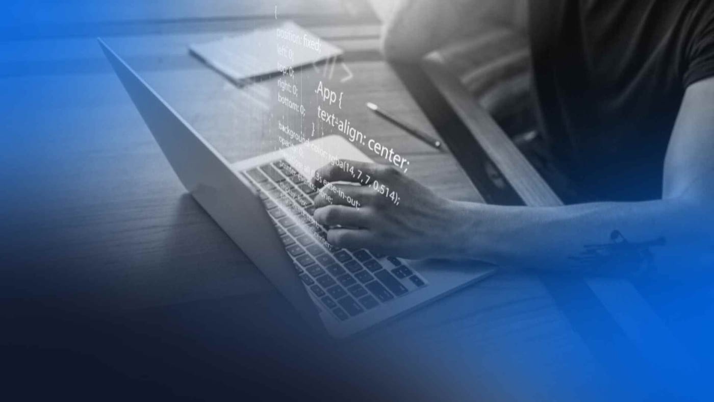 Pessoa mexendo no computador avaliando se a melhor solução é um software parametrizável ou personalizável