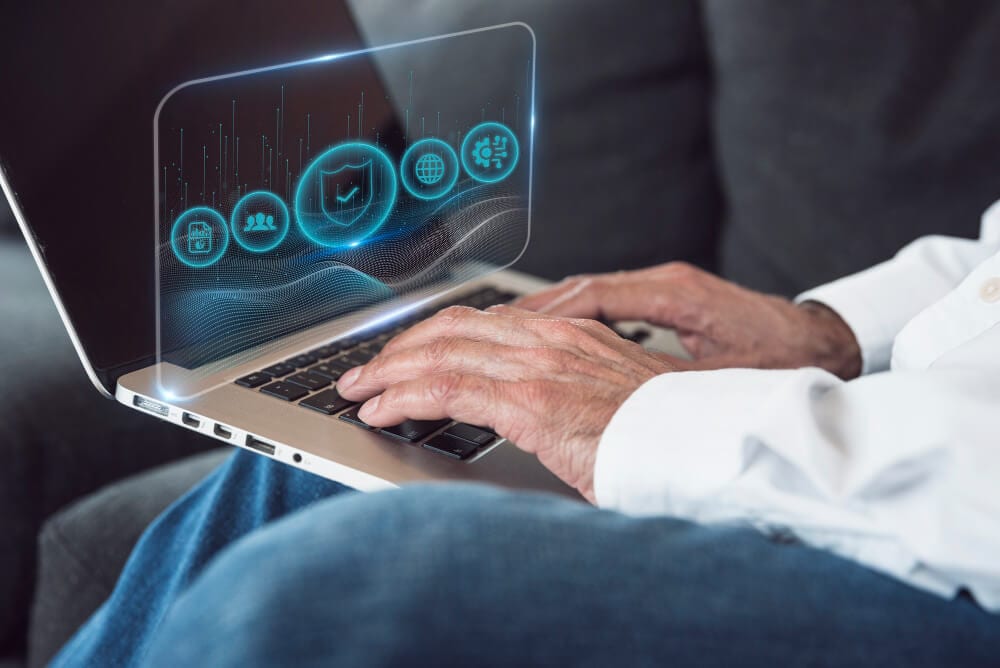 Pessoa mexendo no computador avaliando se a melhor solução é um software parametrizável ou personalizável, com ícones de segurança, dados entre outros na tela.