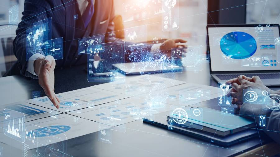Homem analisando planilhas e software para entender como agentes de IA podem ajudá-lo
