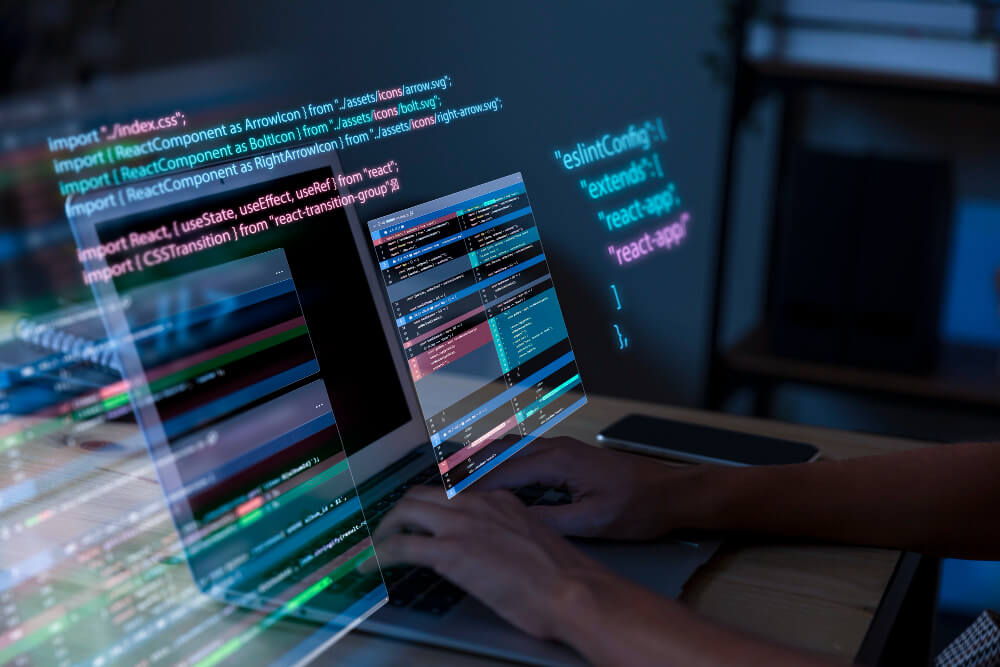 Homem mexendo em várias telas de programação no computador