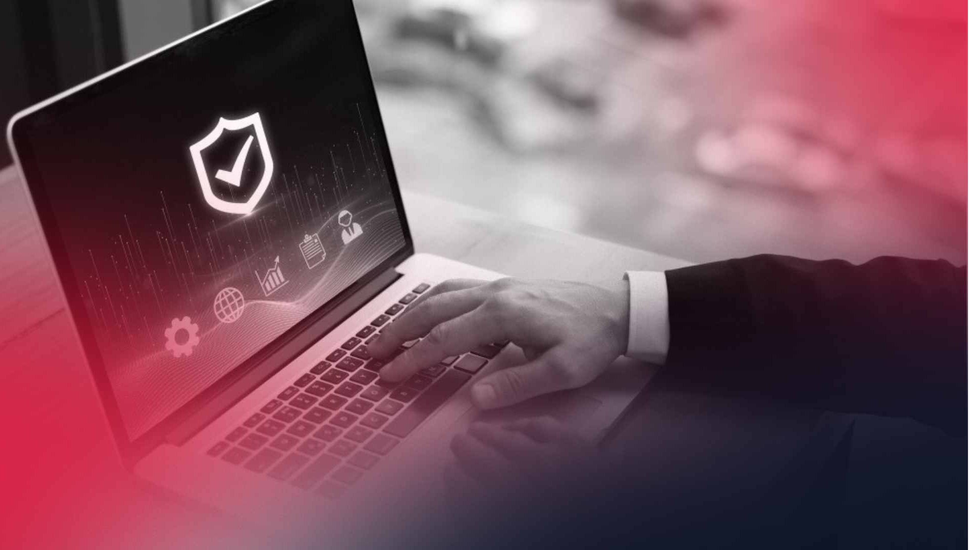 Pessoa utiliza notebook com ícone de escudo e check, simbolizando proteção de dados e práticas de security by design