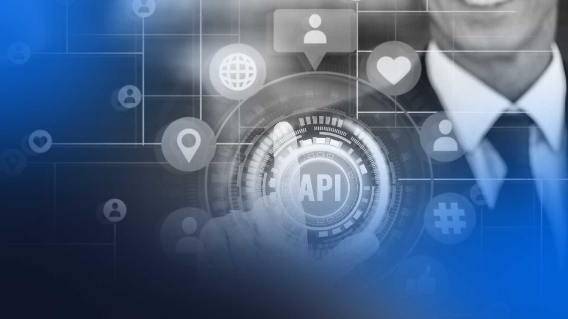 Homem tocando a tela de desenvolvimento de API com ícones diferenciados ao redor.