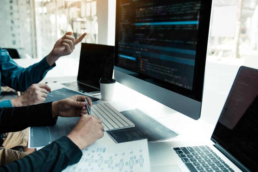 Equipe utilizando IA no desenvolvimento de software para análise de código e otimização de sistemas.